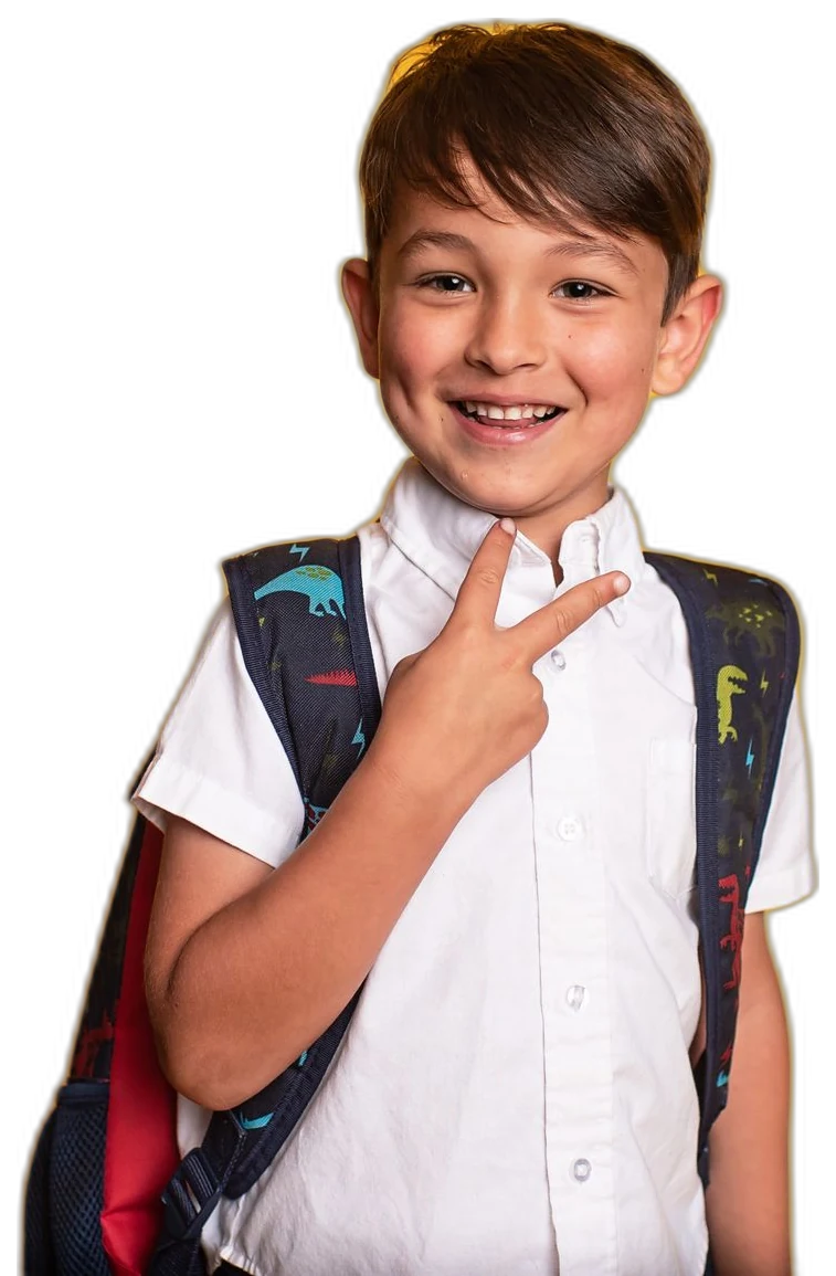 Anak laki-laki tersenyum, memakai ransel dan mengangkat dua jari, foto stok ilustratif