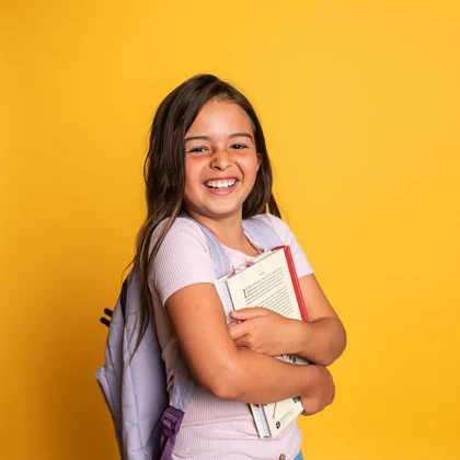 Anak perempuan dengan buku, foto stok bukan peserta kelas Edu Ceria