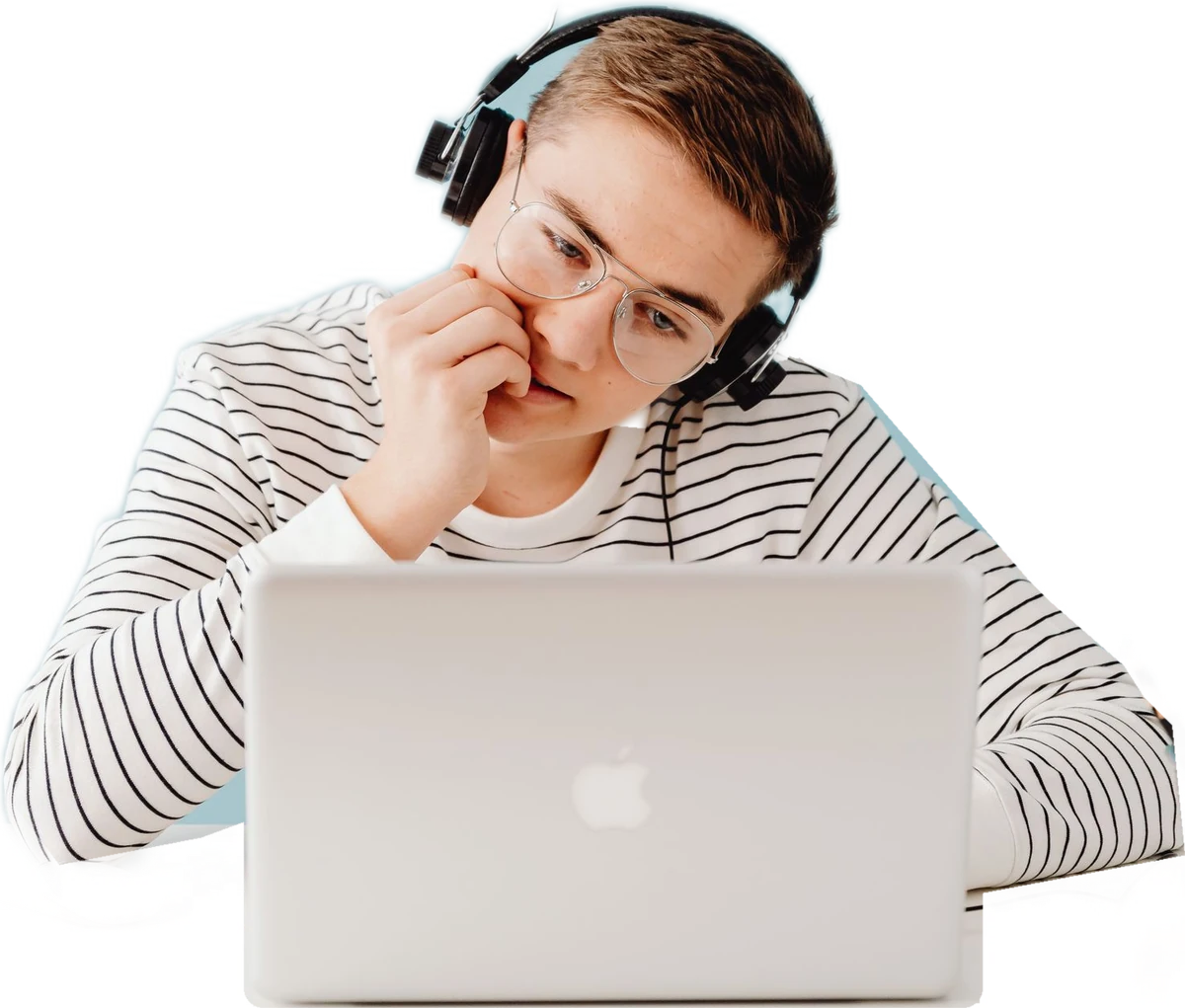 Remaja laki-laki berbaju garis memakai headphone di depan laptop, foto stok bukan kelas langsung